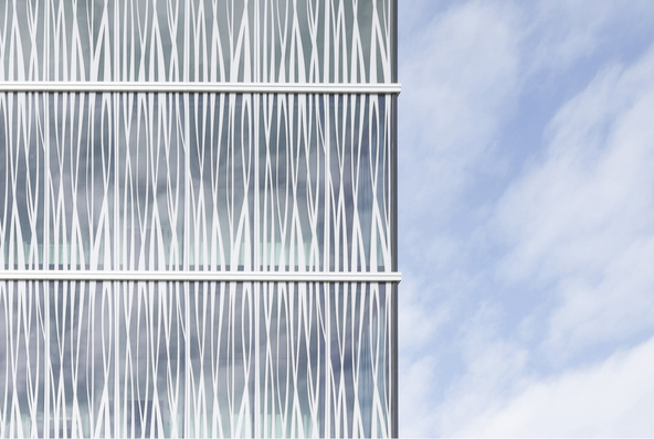 



Bei diesem Projekt übernimmt die Bedruckung der Fassadengläser einen Teil der Sonnenschutzfunktion.
