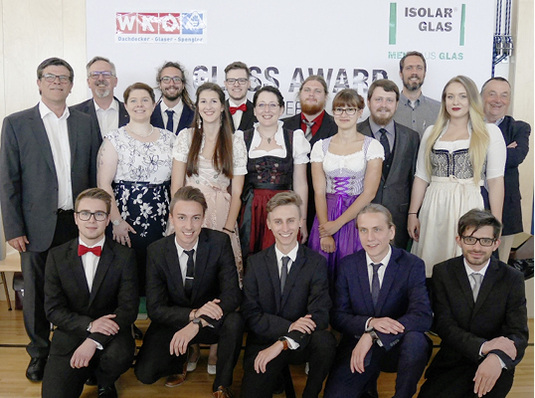 
Diesmal gab es nur Gewinner: Zufriedene Gesichter bei den Teilnehmern und der Fach-Jury des Glass Awards 2019. Alle vier Absolventen-Teams wurden ausgezeichnet.



