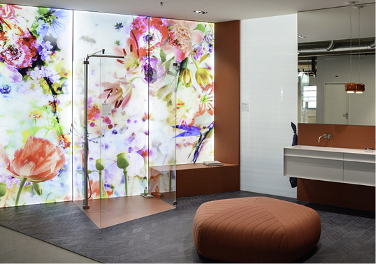 



Mit der leuchtenden LED-Trennwand ScreenLight von Glas Trösch wird das Duschen zum Erlebnis. Das Motiv der Glasscheibe ist frei wählbar und lässt sich individuell von warm bis kalt und von hell bis diffus leuchtend in Szene setzen.
