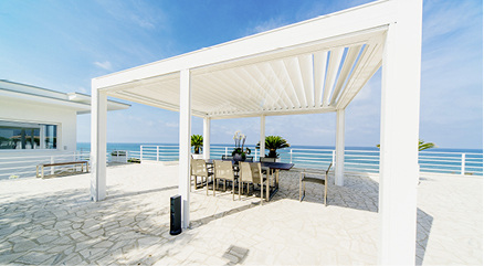 



Das System ist selbsttragend in den Größen von 450 × 600 cm mit 2 Pfosten oder freistehend mit 4 Pfosten. 
