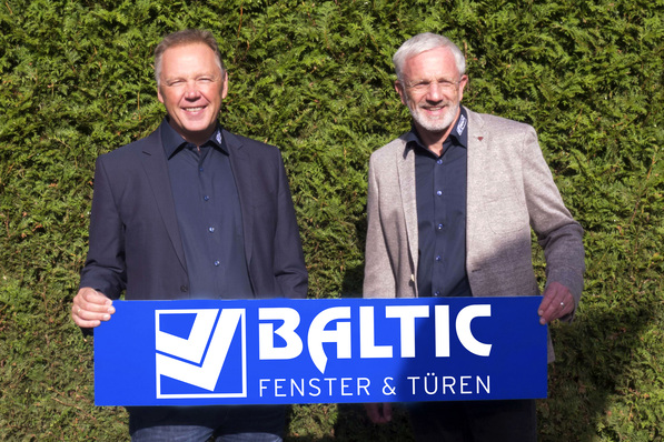 Zufrieden blicken die Geschäftsführer Jörg Brachmann (r.) und Dr. Markus Pauli auf das erste Jahr nach der Integration der Baltic Fenster GmbH in die EGE-Unternehmensgruppe.
