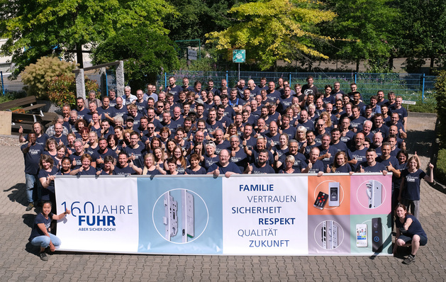 Zum Jubiläum stellt das Unternehmen die Mitarbeiter und den Familiengedanken in den Mittelpunkt. Der Anlass für ein unterhaltsames Mitarbeiter- und Familienfest und ein Bekenntnis zur traditionsreich Unternehmensform.