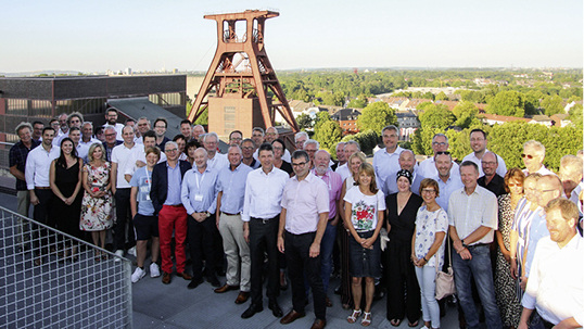 



Die Mitglieder des Flachglas MarkenKreises tagten diesmal im Ruhrgebiet. Hier die Teilnehmer auf dem Dach der Zeche Zollverein.
