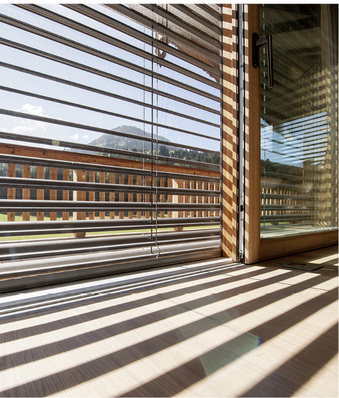 



Bei der S93-Lamelle reflektieren die spezielle S-Form und die gebürstete Klarlackbeschichtung die direkten Sonnenstrahlen zurück in den Himmel.
