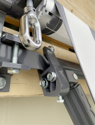 
Allein dieses Bild direkt nach dem Markisentest zeigt drei Fehler auf: Die Verdrehung des Tragerohres um fast 90°, das Lösen des Oberarms vom Oberarmhalter und das Auswandern des Kunstoffeinsatzes aus der Tuchwelle. Alles in allem ein Desaster.



