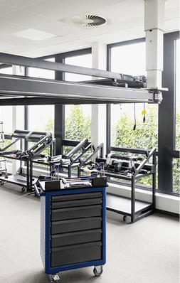 
Insgesamt 19 Markisenmodelle sind in den Seminarräumen für die Technik-Trainings unter der Decke befestigt.



