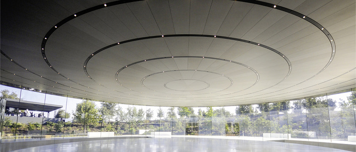 



Dieser Pavillon bei Apple in Cubertino (USA) trägt das größte Kohlefaserdach der Welt, Durchmesser 47 m.
