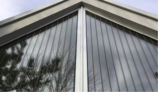 
Die Vogelschutzfolie Opalfilm birdsafe von Haverkamp schützt vor Vogelschlag, wie hier beim Verwaltungsgebäude des Biosphärenreservats Mittelelbe. 



