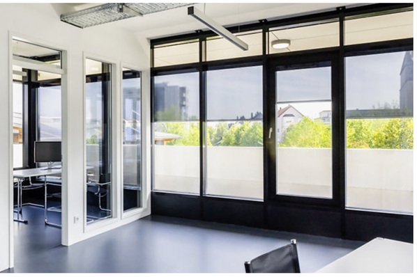 Sichtverbindung nach draußen, natürliches Licht, zuträgliche Raumtemperatur und Blendschutz werden mit den im Isolierglas integrierten Rollos ermöglicht.