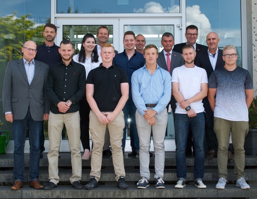 Die diesjährigen erfolgreichen Absolventen der Glasfachschule Hadamar kamen aus den Fachrichtungen ‚Verglasung und Glasbau‘; ‚Fenster- und Fassadenbau‘ sowie ‚Glasmalerei und Kunstverglasung‘.