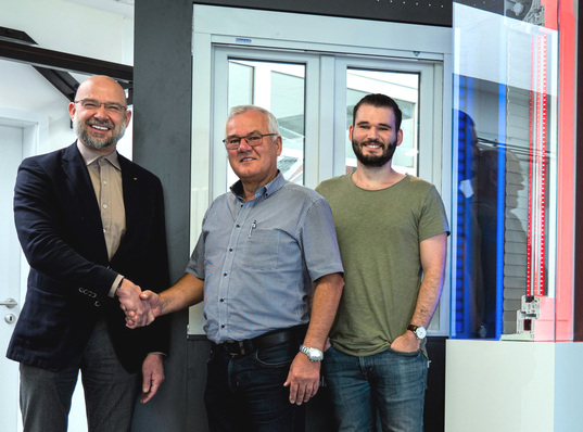 Schüco-Repräsentant Thomas Völker (l.), Geschäftsführer Rainer Reichert und Marketingleiter Mathias Reichert.