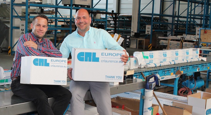 GF Dominik Hinzen (r.) und Niederlassungsleiter Harald Brinkmann freuen sich über die günstige Frachtkostenpauschale, von denen alle deutschen Kunden jetzt profitieren.