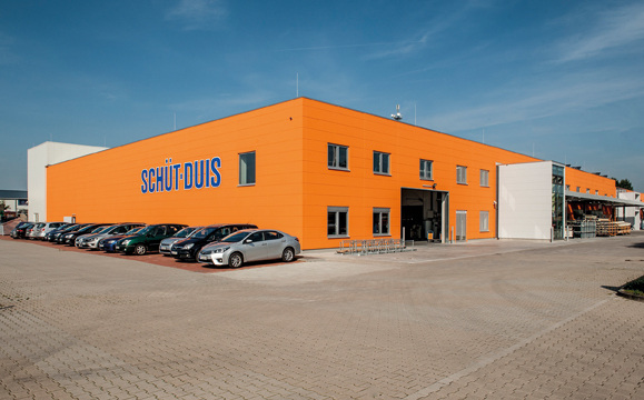 Im Rahmen des Umbau bei der Firmenzentrale wurde der Platz für die ISO-Fertigung und die Logistik nun aufgestockt.