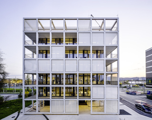 



Der Sonnenschutz bildet durch seine farbliche Anpassung eine optische Einheit mit der Fassadenkonstruktion.
