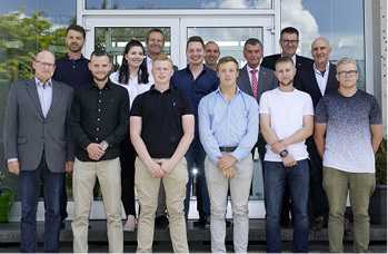 
Die diesjährigen erfolgreichen Absolventen der Glasfachschule Hadamar kamen aus den Fachrichtungen „Verglasung und Glasbau“, „Fenster- und Fassadenbau“ sowie „Glasmalerei und Kunstverglasung“.



