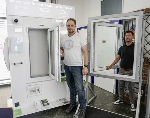 



Kriminalhauptkommissar Dirk Beerhenke (l.) und Kollege Dirk Kleefeld (RBr) im Schulungsraum für Einbruchprävention bei der Kripo Köln.
