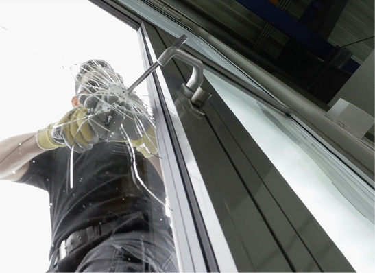 
Mit einer Scheibe aus Glas und Polycarbonat wäre hier kein Durchkommen möglich.



