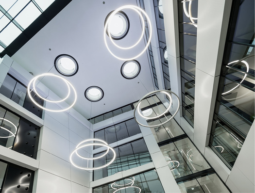 
Das Herzstück des repräsentativen Gebäudes ist ein großzügiger, innen liegender Lichthof mit großflächigen Verglasungen.



