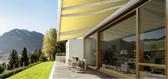 



Gerade auf Gelenkarmmarkisen zeigt das Lumera-Gewebe seine Stärken, wenn es um Welligkeit, Wickelfalten und die seitliche Kantenstabilität geht. Guter Tuchsitz ist sozusagen inklusive, egal ob genäht oder geklebt.
