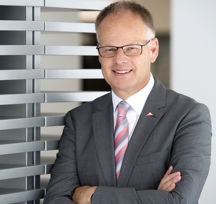 Politik, Recht, Umwelt und Kultur beeinflussen die Fenster-Zukunft nachhaltig — und stärker als die reine Technologie. Das betont Volker Fitschen, der Geschäftsleiter Zentraleuropa der Roto-Division Fenster- und Türtechnologie. In seiner Einschätzung für die D/A/CH-Region macht er aber auch deutlich, dass es “voreiligen Abgesängen auf Vertrautes und Bewährtes