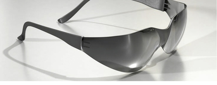 



Sonnenbrillen, die bei der Arbeit getragen werden, müssen für den gewerblichen Bereich geeignet und nach DIN EN 166 bzw. DIN EN 172 gefertigt sein. Infos findet man in der UVV „Grundsätze der Prävention“ BGV A1.
