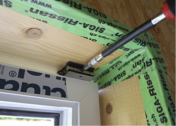 
Durch Drehen am Adapter werden die Druckplatten auseinander geschoben und somit die gewünschte Druckkraft erzeugt.



