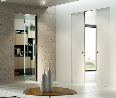 



Der Türenspezialist Scrigno bietet Schiebetüren an, die in einer Wandtasche verschwinden. Das Besondere daran, die Wandtaschen gibt es komplett vormontiert. 
