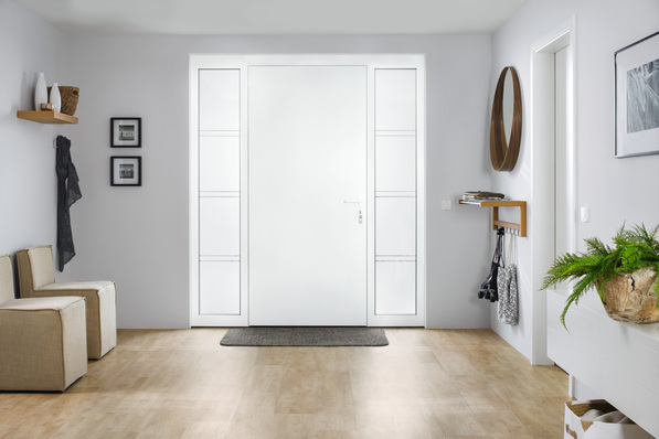 Die ThermoSafe Hybrid Haustür bietet auch bei großen Temperaturdifferenzen zwischen Wohnraum und Außenbereich eine noch größere Formstabilität. Zudem zeigt die ThermoSafe Hybrid an der Innenseite eine elegante planebene Türansicht.