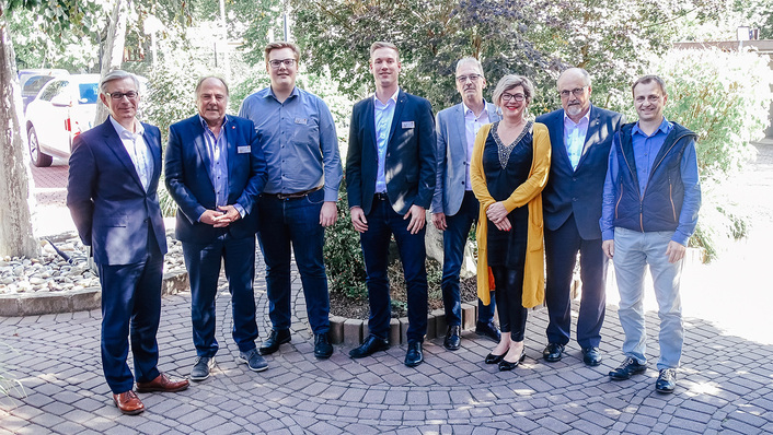 v.l.: Arnd Brinkmann (Geschäftsführer GUTMANN Bausysteme GmbH), Gerhard Ebert (Geschäftsführer & Inhaber 3E Datentechnik GmbH), Moritz Ebert (Geschäftsführer & Inhaber 3E Datentechnik GmbH), Heiko Steffens (Vertriebsleiter 3E Datentechnik GmbH), Michael Benesch (Leitung Technische Dokumentation & Projektleitung e-Commerce), Kati Benesch (Leiterin Unternehmenskommunikation & Marketing GUTMANN Bausysteme GmbH), Werner Spohn (Key-Account Manager GUTMANN Bausysteme GmbH), Michael Hertle (Support In- und DirectOrder-Systeme sowie e-Commerce, GUTMANN Bausysteme GmbH)