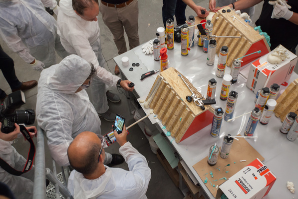 Alle PU-Neuheiten und PU-Schäume aus dem bisherigen Programm dürfen von den Journalisten ausprobiert und miteinander verglichen werden