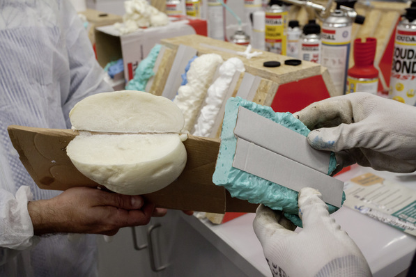 Ein Schnitt durch den zweikomponentigen PU-Schnellschaum Soudal “Schnellfest 2K“ (links) und den neuen, farbenfrohen “Soudafoam B2“.