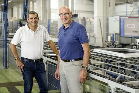 



Christian Bandle (links) und Helmut Hilzinger (rechts) freuen sich über das Unternehmenswachstum.
