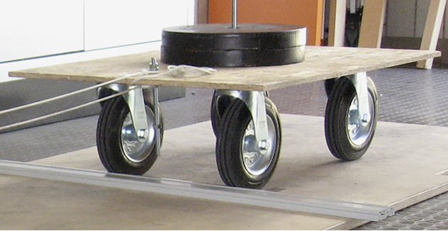 



 Versuchsaufbau mit Rollwagen zur Ermittlung der Überrollbarkeit von Schwellen.
