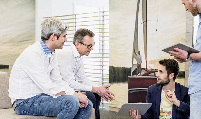 



Andreas Nau (2. v. l.) von Easysoft sagt: „Ein Personalmanagement, das auf einen wertschätzenden Umgang mit Mitarbeitern ausgelegt ist, führt zum betrieblichen Erfolg. Somit ist die Rechnung eigentlich ganz einfach: Wertschätzung gleich Wertschöpfung. Punkt.“ 
