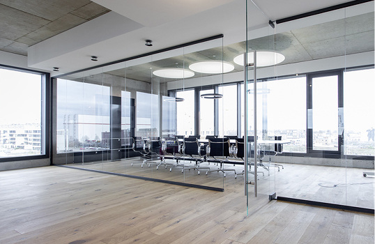 



Die Glastrennwände und -türen der Continental Offices sind aus VSG mit integrierter Schallschutzfolie Stadip Silence, um so ein ruhiges Arbeiten zu garantieren.

