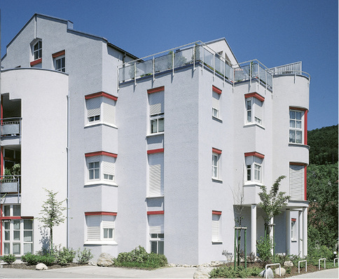



Ob Neubau oder Nachrüstung, bei der Montage von Rollläden sollte im Vorfeld der Arbeiten ein schlüssiges Konzept durch den Fachhandwerker erstellt werden.
