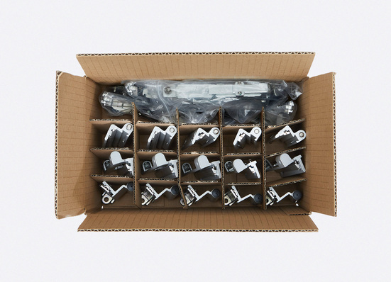 Eine nach Wunsch der Raico Bautechnik GmbH bestückte Verpackungseinheit mit je 5 Band- und 5 Drehkipp-Verschlussseiten aus dem Programm “Roto AL“ für ein Drehkipp-Fenster