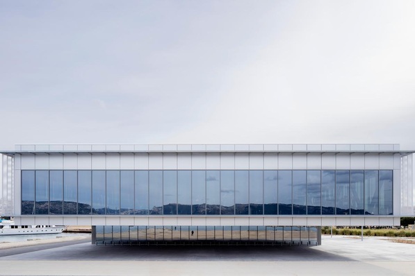 Mit hochselektiven Schichten, wie mit Stopray Ultra, lassen sich Gebäude ausstatten, die effektiven Sonnenschutz und gleichzeitig ein Maximum an natürlichem Tageslicht benötigen, wie hier das Casino JOA in La Seyne-Sur-Mer, Frankreich.