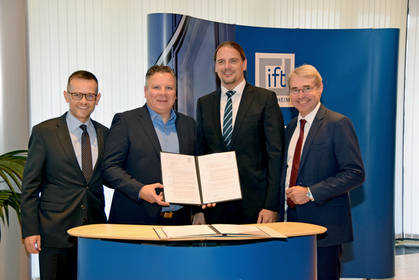 Die offizielle Vertragsunterzeichnung für das iftLAB erfolgte im Rahmen der Rosenheimer Fenstertage 2019. (v.l.: Dr. Jochen Peichl (Geschäftsführer, ift Rosenheim), Dipl.-Ing. Maico Ludwig (Geschäftsbereichsleitung Technikum Arnsberg), Michael Breckl-Stock (Geschäftsbereichsleiter Prüfung, ift Rosenheim) sowie Carl-Julius Cronenberg (persönlich haftender Gesellschafter Athmer oHG))