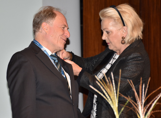 Die scheidende Oberbürgermeisterin Gabi Bauer überreicht den scheidenden ift-Institutsleiter Prof. Sieberath die Ehrennadel der Stadt Rosenheim