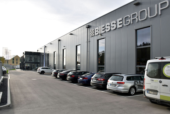 Der neue "Ulmer Campus" von Biesse liegt verkehrsgünstig genau dort, wo die Autobahn A7 auf die Bundesstraße B10 trifft.