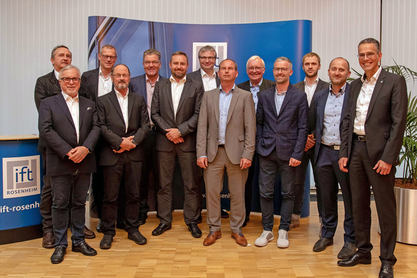 Der neugewählte Beirat des Instituts für Fenstertechnik e.V. v.l.n.r. hinten: G. Wortmeier, J. Wellendorf, G. Schwaiberger, H. Schmitz (Sprecher des Beirats), Prof. Dr. W. Heusler (stv. Sprecher des Beirats), S. Menck. v.l.n.r. vorn: K. Kress, Prof. M. Lange, Dr. R. Graf, H. Lüdke, M. Holz, D. Brüderl, Dr. M. Stöger. (Es fehlen: A. Dinkelborg und R. Stöckel.)