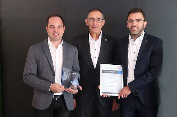 Tobias Kern, Bernhard Helbing und André Leffler freuen sich über die Auszeichnung (v.l.).