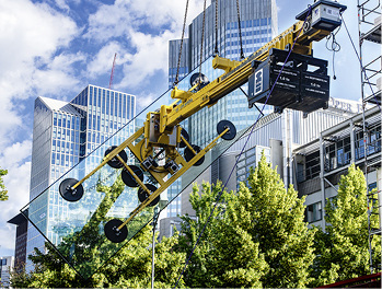 



Bei der Montage der bis zu 1,4 t schweren Gläser
