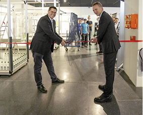 



Vorstand Vertrieb Arne Klöfkorn (l.) und Dr. Thorsten Böllinghaus (Technikvorstand) eröffnen offiziell die neuen Schulungsräume.
