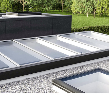 Der zertifizierte Feuerwiderstand F30 belegt, dass durch das Lamilux Glasdach Fire Resistance F30/REI30 bei einem Brand mindestens 30 Minuten lang weder Feuer noch Rauch aus dem Element treten.