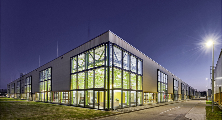 
Die Heidelberger Druck AG hat in Wiesloch-Walldorf eine alte Montagehalle in ein modernes Innovationszentrum verwandelt. Für die Fassadengestaltung zeichnete das Architekturbüro kab architekten verantwortlich.



