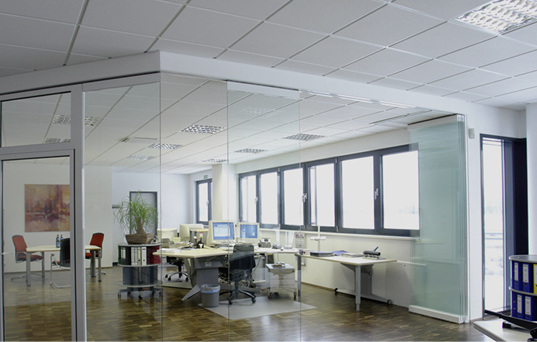 
Die Horizontal-Schiebe-Wand (H-S-W) SF40 hat kein Schwelle, da es sich um eine hängende Konstruktion handelt, die ohne Bodenanschluss auskommt.



