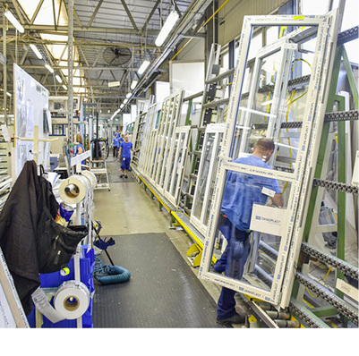 



Es lassen sich in Deutschland auch in den nächsten 5 bis 10 Jahren noch profitabel Fenster herstellen, wenn der Betrieb seine Prozesse automatisiert. Hier ein Beispiel: Ein Verglasungsprozess, wie ihn fast alle kennen…
