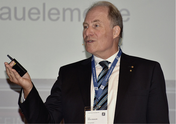 



Prof. Sieberath in seiner unnachahmlichen gelassenen Art auf der Bühne
